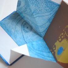 Libro azul geométrico. Un proyecto de Bellas Artes, Collage y Encuadernación de Beatriz Dipp - 01.02.2019