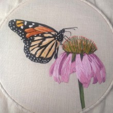 Mariposa posando en una flor. Un proyecto de Bordado de Angie Ortiz Sanchez - 12.09.2019