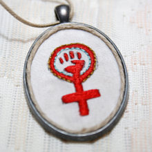 Camafeo bordado feminista. Design de joias, Design de produtos, e Bordado projeto de Chris León - 11.01.2019