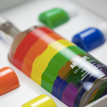 Absolut Rainbow - Pride 2017 Edition. Design, Publicidade, Direção de arte, e Packaging projeto de Eduardo Yeves Estevez - 14.01.2020
