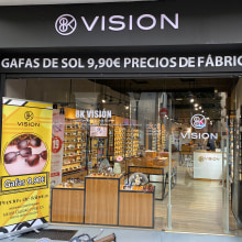 Realización de rotulación de fachada e interiores para 8K Vision en Madrid. Publicidade, Design gráfico, Marketing, e Design de logotipo projeto de LJ Graphic - 14.12.2019