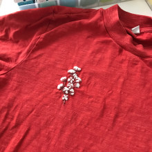 Embroidery on a cotton t-shirt. Un proyecto de Bordado de Kseniia Guseva - 28.02.2020