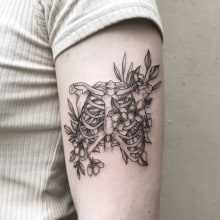 Flowers and bones. Tattoo Design project by Vitória Vilela - 04.27.2020