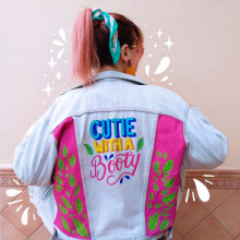 Custom lettering jacket with acrylics. Painting, Calligraph, Lettering, Acr, lic Painting, Brush Pen Calligraph, H, and Lettering project by Lucía Gómez Alcaide - 04.29.2020