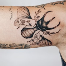 Tatuaje escarabajo floral. Ilustração tradicional, Desenho, Desenho de tatuagens, Ilustração botânica e Ilustração com tinta projeto de Núria Galceran - 25.05.2020