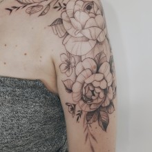 Tatuaje floral. Un proyecto de Ilustración tradicional, Dibujo, Diseño de tatuajes, Ilustración botánica e Ilustración con tinta de Núria Galceran - 26.05.2020