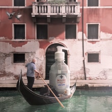 surrealismo, Venecia ( contexto ), objeto ( alcohol en gel ).. Un proyecto de Composición fotográfica de Damián García - 11.05.2020