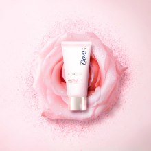Dove Rosy Glow . Creativit, Product Photograph, Studio Photograph, and Photographic Composition project by Plugged Production - 07.08.2020