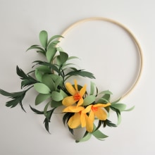 Paper flower hoop wreath: 3 yellow flowers Ein Projekt aus dem Bereich H, werk, Kartonmodellbau und Dekoration von Innenräumen von Eileen Ng - 21.07.2020