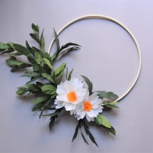 Paper flower hoop wreath: 2 white flowers. Un proyecto de Artesanía, Papercraft y Decoración de interiores de Eileen Ng - 21.07.2020