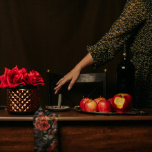 A menina da maçã vermelha, um ensaio sobre o adeus . Fine-Art Photograph, and Narrative project by ingravalequeiroztadaiesky - 08.11.2020