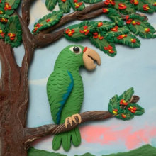 Parrot in Flora   - Ploymer clay plaque. Un proyecto de Artesanía, Escultura, Creatividad y Cerámica de Limarie Cintrón - 18.08.2020