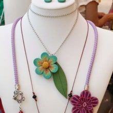 Flower necklace and earrings in polymer clay. Un proyecto de Artesanía, Moda, Diseño de jo, as, Creatividad y Cerámica de Limarie Cintrón - 18.08.2020