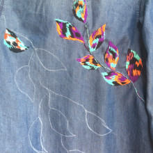 Camisa de jean con hojas bordadas manchadas. Un proyecto de Bordado de jusalve - 03.09.2020