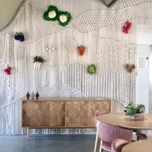Craveiral Farmhouse (Alentejo): painel em macramé com crochet e divisórias de macramé. Arts, Crafts, Interior Design, Fiber Arts, and Textile Design project by Diana Cunha - 09.03.2020