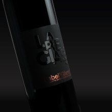 Wine Label Design. Un proyecto de Dirección de arte, Diseño gráfico y Packaging de julianonoro - 30.09.2020
