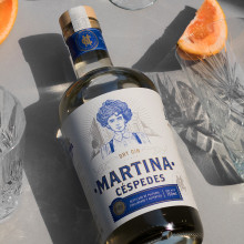 Dry Gin Martina Céspedes. Illustration, Packaging, Lettering, Vector Illustration, Pencil Drawing, Drawing, Digital Illustration, Portrait Drawing, Artistic Drawing, and Digital Drawing project by Emi Renzi - 12.03.2020