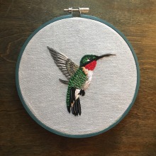 Ruby-Throated Hummingbird. Bordado projeto de Claudia Neff - 12.12.2020