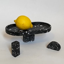 Black&White Tray with custommed moulded legs. Un proyecto de Artesanía y Diseño de producto de kaekaes - 10.02.2021