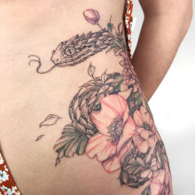 Atheris hispida, entre flores. Ilustração tradicional, Desenho de tatuagens e Ilustração botânica projeto de Icarus - 08.03.2021
