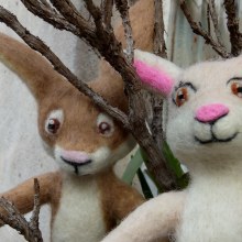 Mr. Hare and Ms. Rabbit. Needle Felting.. Un proyecto de Diseño de personajes, Artesanía, Diseño de juguetes, Animación de personajes y Art to de Edson Mito - 01.04.2021