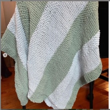 Knitted baby blanket. Un proyecto de Tejido de Ama Warnock - 12.04.2021
