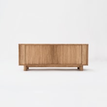 Carved Tambour Cabinet. Um projeto de Artesanato, Design e fabricação de móveis, Design de interiores e Marcenaria de Bibbings & Hensby - 13.04.2021