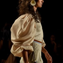 Desfile Alexandra Bueno + VATTEA . Un proyecto de Artesanía, Moda, Diseño de jo, as, Diseño de moda, Bordado y Costura de VATTEA - 24.04.2021
