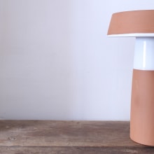 Lámpara Barbutina - Luminaria de sobremesa de cerámica torneada a mano. Un proyecto de Diseño, Artesanía, Diseño, creación de muebles					, Diseño industrial, Diseño de iluminación, Diseño de producto y Cerámica de VO Estudi - 03.05.2021