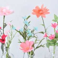 Paper wild flowers in glass vases. Un projet de Artisanat , et Papercraft de Eileen Ng - 16.07.2021