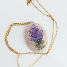 Il mio progetto del corso: Ricamo in miniatura: crea gioielli ricamati. Jewelr, Design, Embroider, and Textile Illustration project by Giorgia Zanuso - 07.30.2021