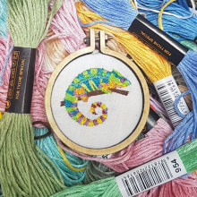 My project in Miniature Needlework: chameleon. Un proyecto de Diseño de jo, as, Bordado e Ilustración textil de Isidora Schorr - 27.07.2021