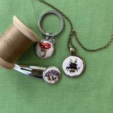 Mi Proyecto del curso: Bordado en miniatura: crea joyas textiles. Un proyecto de Diseño de jo, as, Bordado e Ilustración textil de Lileny Salazar Ulloa - 04.08.2021