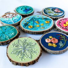 Embroidery on Live Edge Wood Slices. Un proyecto de Artesanía, Bordado y Tejido de Sara Pastrana (Flourishing Fibers) - 22.08.2021
