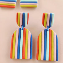 Rainbow Stripe Polymer Clay Earrings by Made by Maeberry. Un proyecto de Diseño, Diseño de complementos, Moda, Diseño de jo y as de Rachael, Made by Maeberry - 23.08.2021