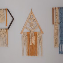 My project in Introduction to Macrame Tapestry course. Un proyecto de Diseño de complementos, Artesanía, Tejido y Macramé de Claudia Aurednik - 26.08.2021