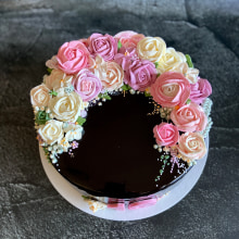 My project in Decorative Buttercream Flowers for Cake Design course. Design, DIY, Culinar, and Arts project by suzy.starcevic - 09.23.2021
