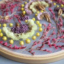 Flowers on tulle embroidery 8" hoop. Bordado, DIY, e Design floral e vegetal projeto de Olga Prinku - 27.09.2021