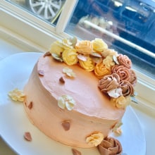 My project in Decorative Buttercream Flowers for Cake Design course. Design, DIY, Culinar, and Arts project by Ruby Su - 09.28.2021