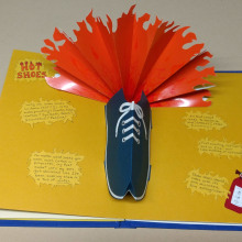 Rude Shoes, a pop-up book by Donna Catanzaro. Un proyecto de Artesanía, Diseño editorial, Papercraft, Encuadernación y Creatividad con niños de catdt - 29.09.2021