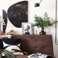 Modern living room in neutral colors. Projekt z dziedziny  Dekoracja wnętrz użytkownika Dr. Livinghome - 05.10.2021