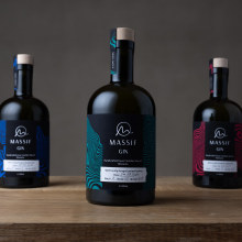 Massif Gin. Un proyecto de Diseño, Dirección de arte, Br, ing e Identidad, Diseño gráfico, Packaging y Diseño de logotipos de Stefan Andries - 25.09.2021