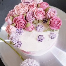 My project in Decorative Buttercream Flowers for Cake Design course. Design, DIY, e Artes culinárias projeto de mini17975 - 14.10.2021