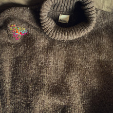 Visible mending on a moth hole wool sweater.. Un proyecto de Artesanía, Moda, Bordado y Tejido de Brenda Spielmann - 25.10.2021