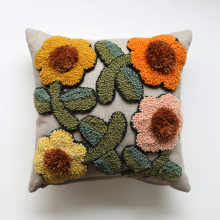 punch needle pillows. Un proyecto de Artesanía de Arounna Khounnoraj - 07.07.2020