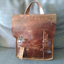 Leather Messenger Bag. Un proyecto de Artesanía, Moda y Costura de Marta Carvalho - 07.09.2019