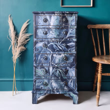 Botanical Chest of Drawers for Annie Sloan. Un proyecto de Bellas Artes, Diseño, creación de muebles					, Pintura, Diseño de producto y Pattern Design de Chloe Kempster - 31.10.2021