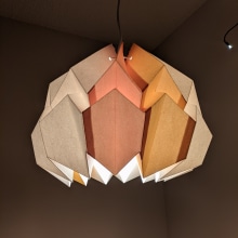My Awesome Lamp Shade!. Un proyecto de Artesanía, Diseño, creación de muebles					, Diseño de iluminación, Papercraft, Decoración de interiores y DIY de zoe.decker - 06.12.2021