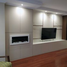 Mueble de salón con TV y chimenea. Un proyecto de Diseño, Diseño de interiores, Decoración de interiores e Interiorismo de Susana Gutiérrez González - 01.01.2020