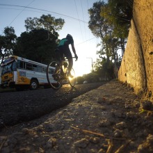 El ciclismo en la ciudad "sin leyes". Photograph project by Manuel Antonio Avelar Cardoza - 12.13.2021